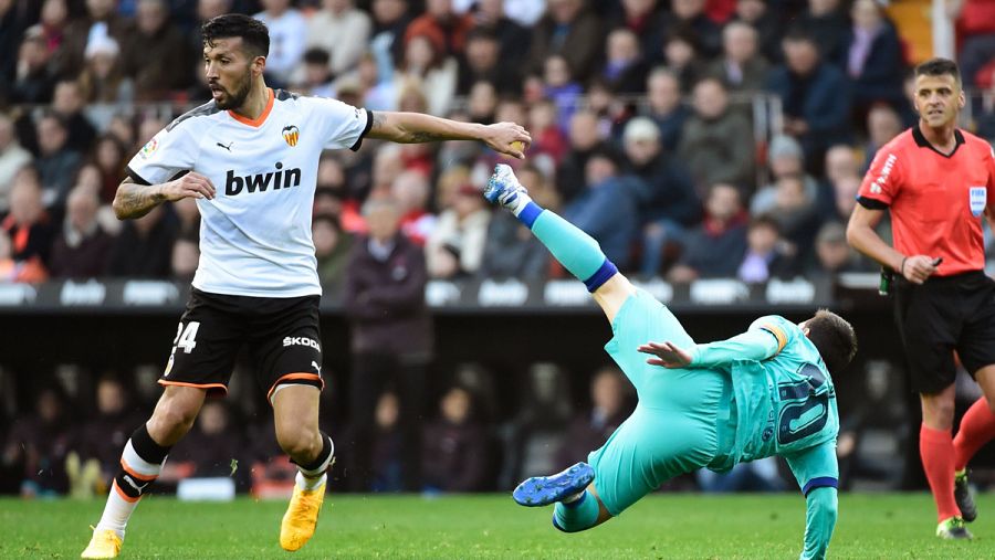 Garay pugna con Messi