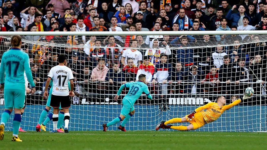 Ter Stegen realiza una estirada