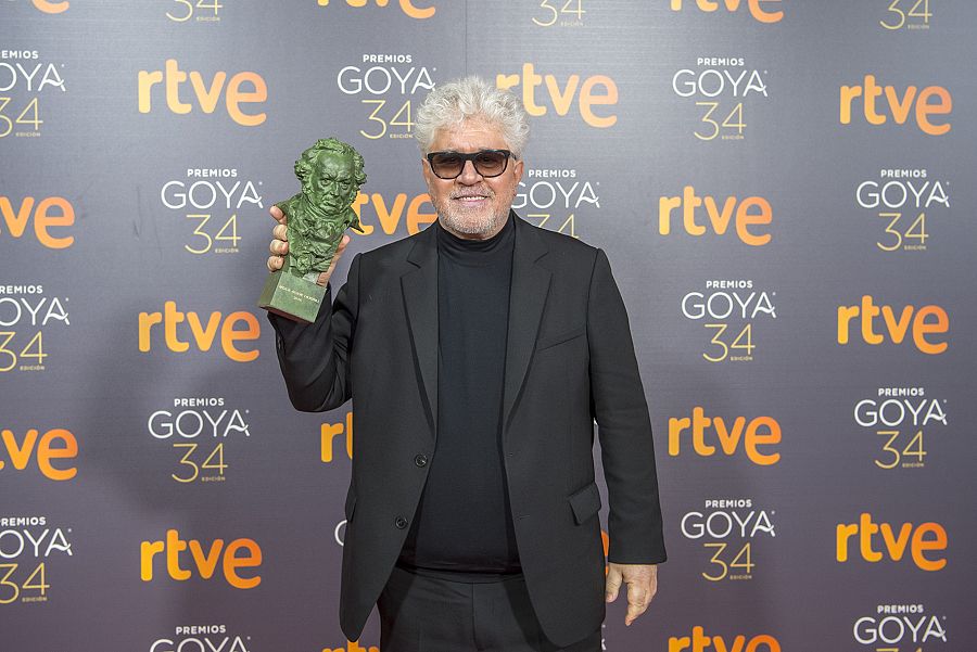 Almodóvar también recogió el premio a guión original