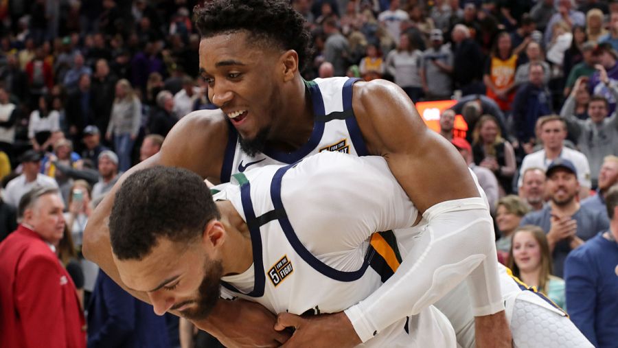 Mitchell y Gobert celebran la victoria