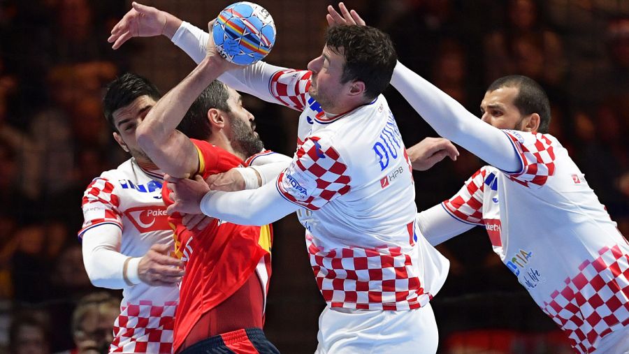 Raúl Entrerríos, rodeado de rivales