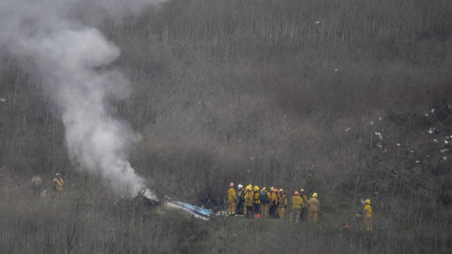 Efectivos del cuerpo de bomberos junto al helicÃ³ptero accidentado