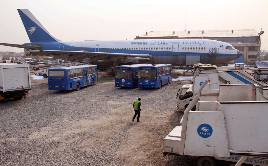 Una imagen de un avión de la aerolínea afgana Ariana en el aeropuerto internacional de Kabul, Afganistán