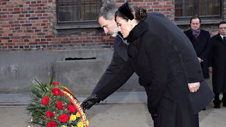 Los reyes de España colocan una corona en el 'muro de la muerte' de Auschwitz en el 75 aniversario de su liberación