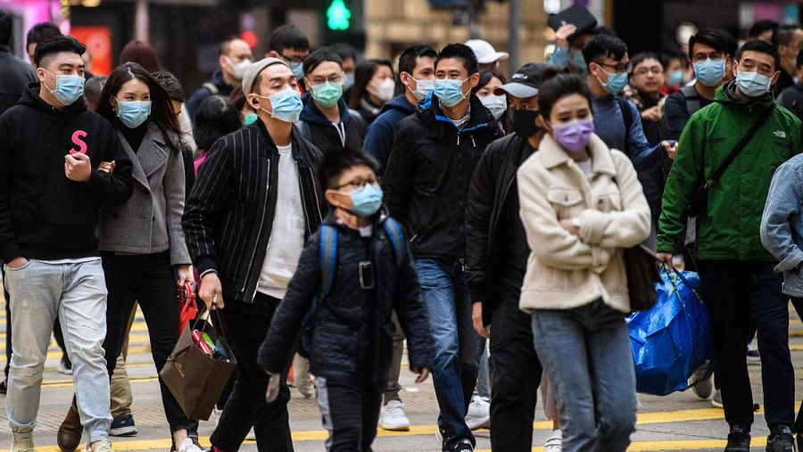 Las autoridades recomiendan como medida preventiva el uso de mascarillas para frenar el virus