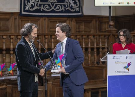 Chema de la Peña, director de 'Mario y los perros, recibe el Premio Cygnus