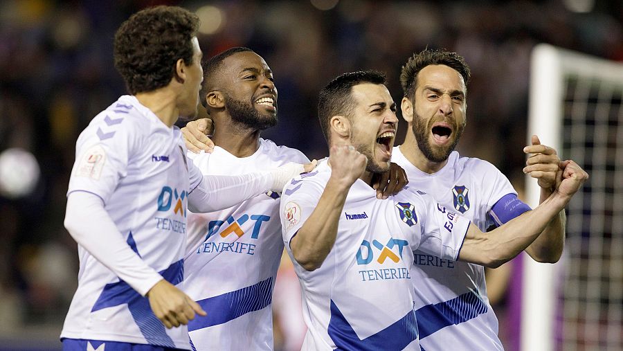 Los jugadores del CD Tenerife celebran el primer gol de Joselu (2d) frente al Athletic Club durante el partido de Copa del Rey 