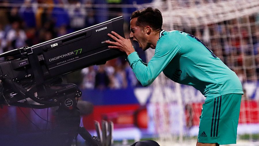 Lucas Vázquez, jugador del Real Madrid, dedica su gol durante el partido contra el Zargoza