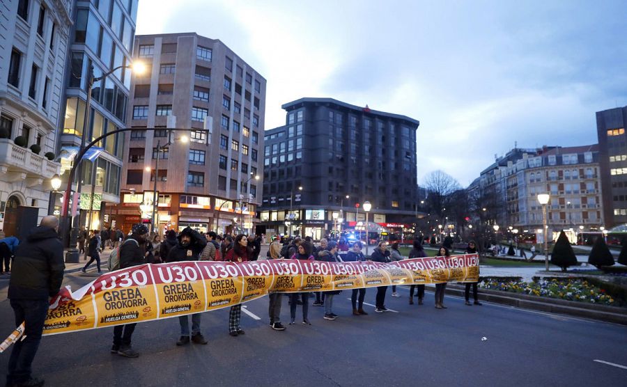 Varios piquetes cortan una avenida en Bilbao, este jueves, durante la huelga convocada en Euskadi y Navarra.