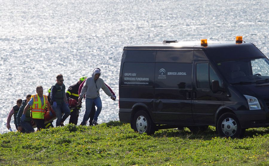 Traslado del cuerpo de uno de los tripulantes del Rúa Mar hallado en la costa de Tarifa (Cádiz) en la zona de Punta de Oliveros.