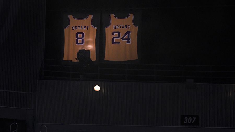 Las camisetas retiradas de Kobe Bryant en el Stpales Center
