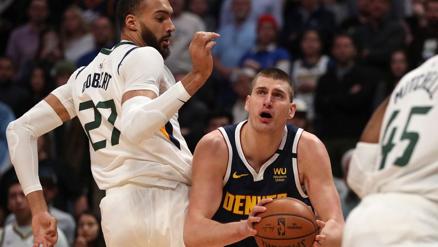 Jokic (d) pugna con Gobert (i)