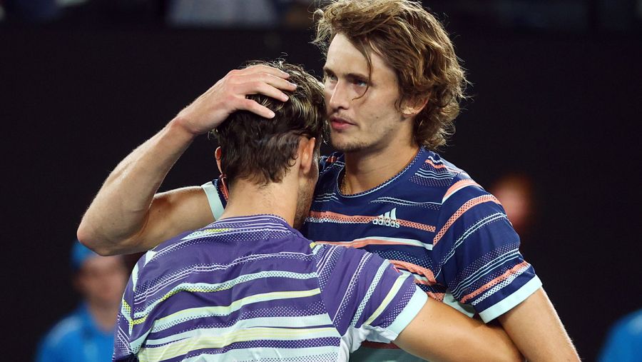 Abrazo deportivo entre los dos al terminar el partido