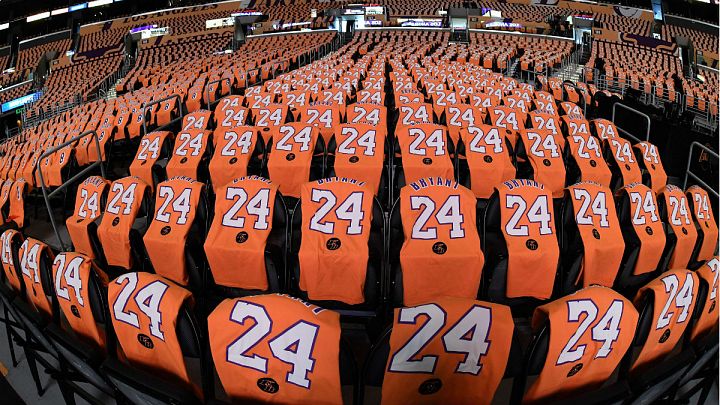 Desde esta perspectiva se percibe la solemnidad del evento, con cientos de prendas presidiendo el recinto.