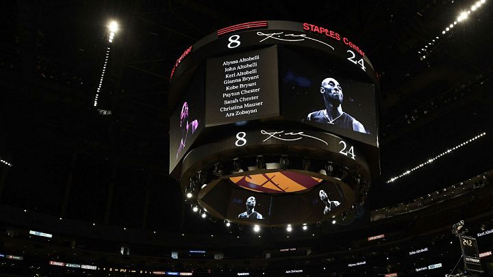 Antes del inicio del partido, se proyectaron distintas imágenes de Kobe Bryant y de su hija, Gigi.