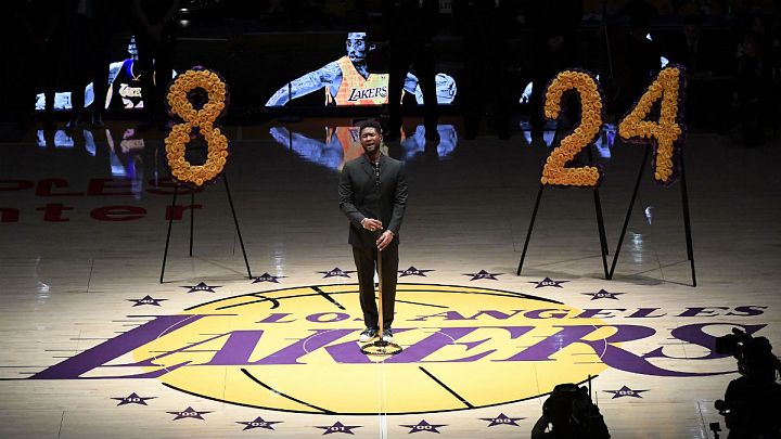 El cantante estadounidense Usher ha actuado antes del partido entre los Lakers y los Blazers.