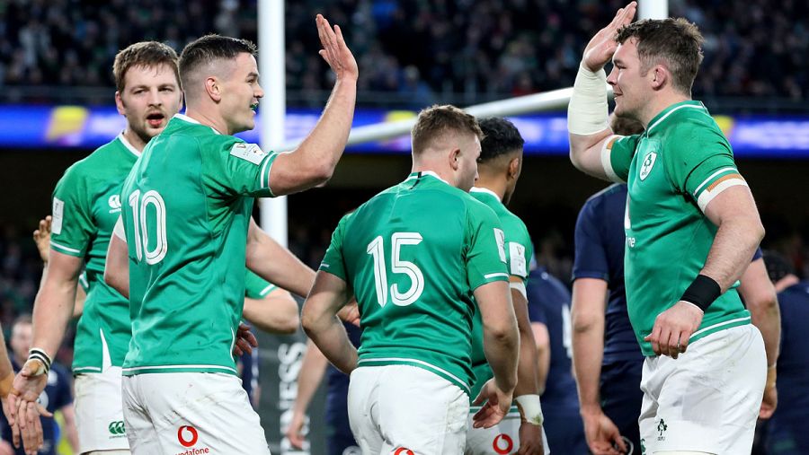 Los jugadores del 'Quince del Trébol' celebran un ensayo