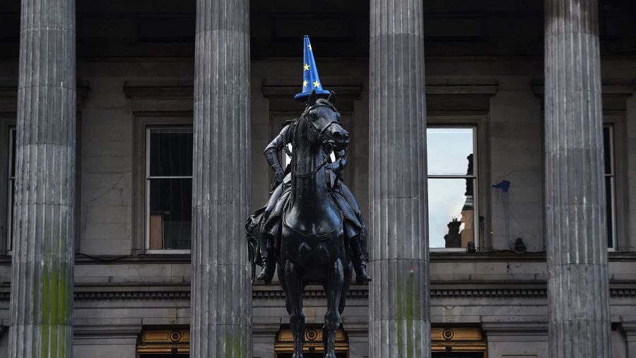 Un cono con los colores de la UE luce sobre la cabeza de la estatua ecuestre del duque de Wellington frente al Museo de Arte Moderno de Glasgow este sábado.