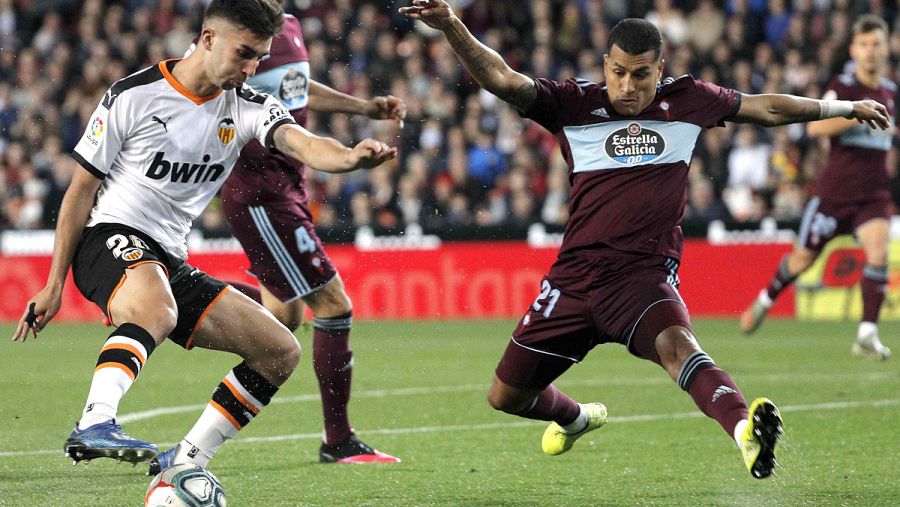 Ferrán Torres(i) juega un balón ante Jeison Murillo