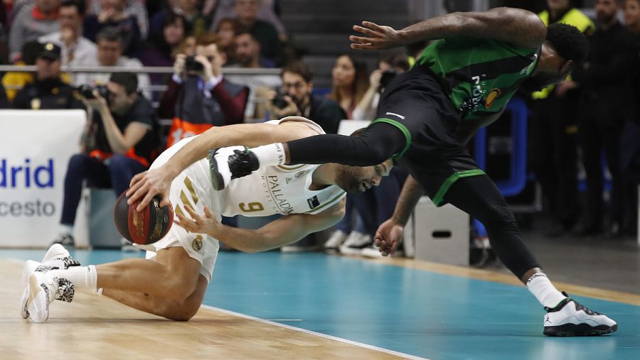 Pugna entre Felipe Reyes (i) y Tony Wroten (d)