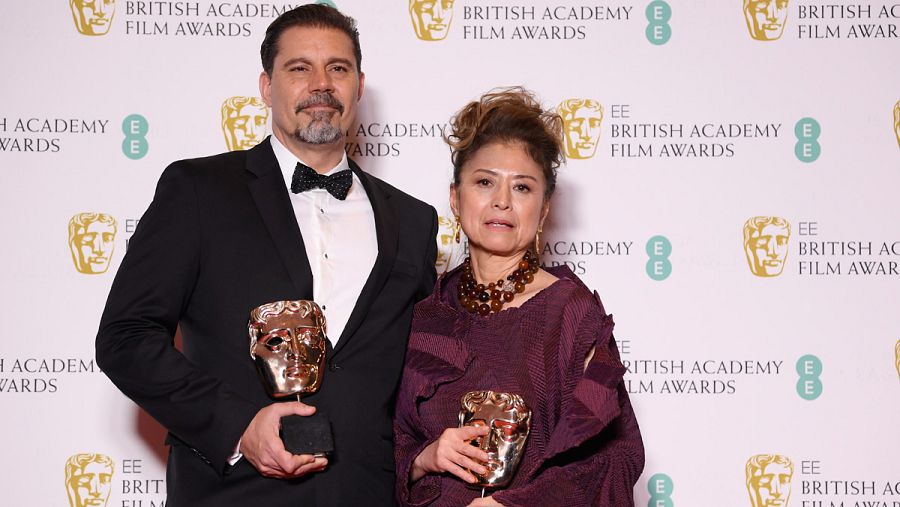 Sergio Pablos y Jinko Gotoh, director y productora, respectivamente, de 'Klaus', posan con el Bafta a mejor película de animación