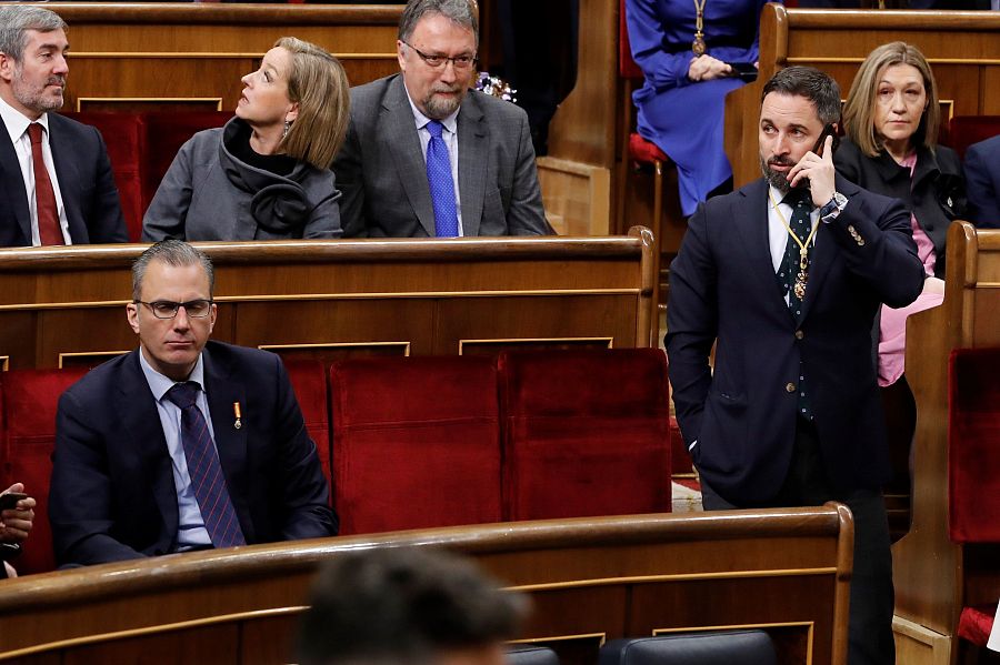 Los diputados de Vox Santiago Abascal (d) y Francisco Javier Ortega Smith (i), en el hemiciclo del Congreso