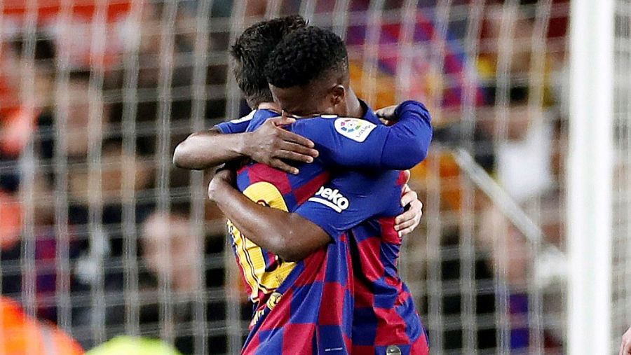 El delantero del FC Barcelona Ansu Fati (d) celebra con Leo Messi tras marcar el primer gol ante el Levante