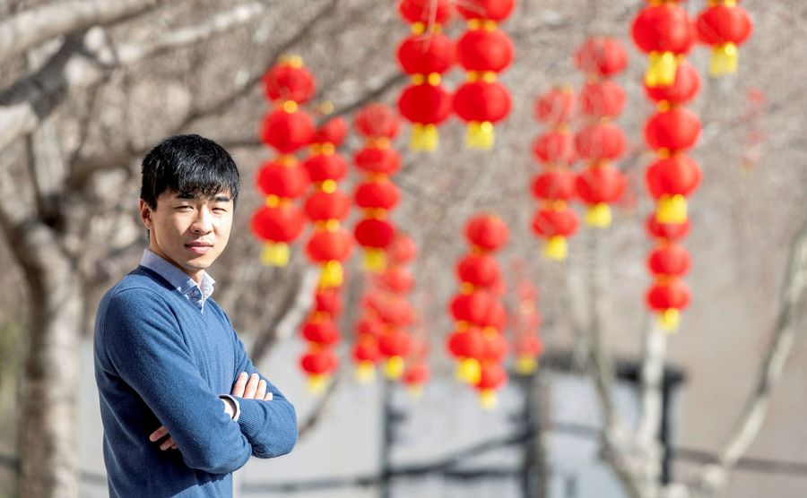 El presidente de la Asociación de Chinos de Baleares (ACHINIB), Fang Ji, en la plaza de Pere Garau de Palma