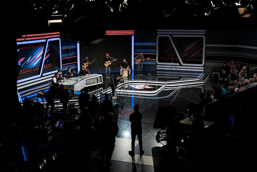 El plató 5 de TVE Catalunya amb l'actuacio de Alma de Boquerón