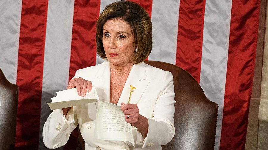 La presidenta de la Cámara Baja de los EE.UU., Nancy Pelosi, rompe la copia del discurso de Donald Trump