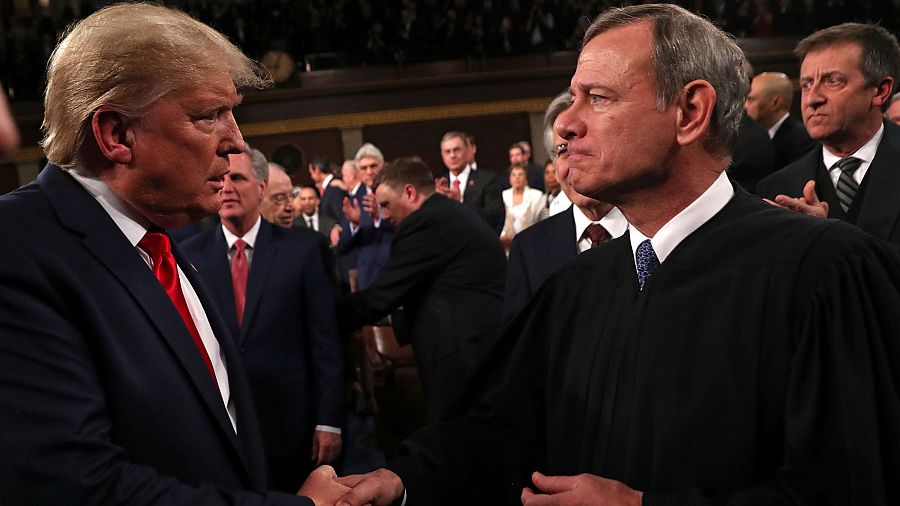 El presidente de Estados Unidos, Donald Trump, saluda al presidente del Tribunal Supremo, John Roberts