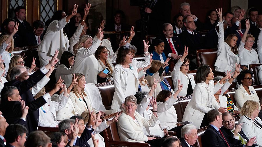 Varios congresistas demócratas se levantan para protestar durante el discurso de Donald Trump