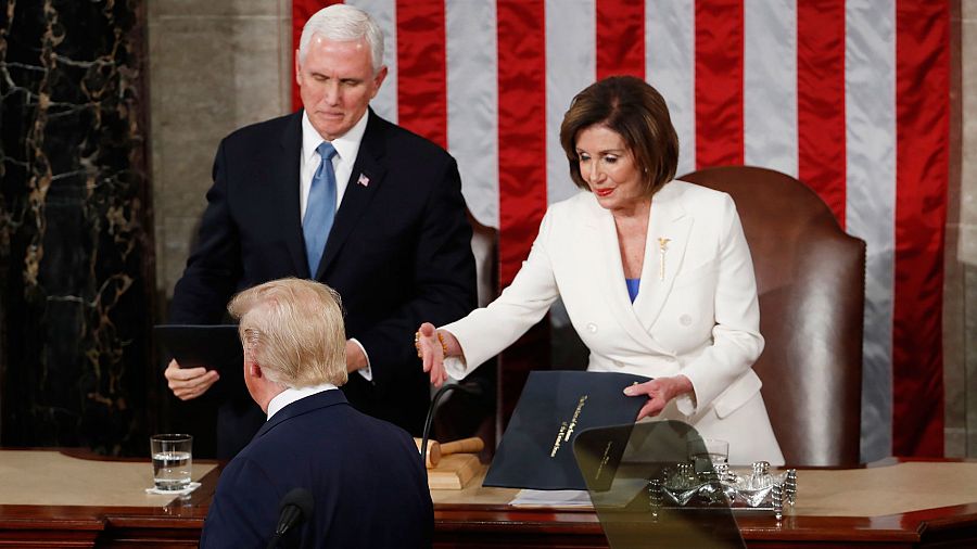 El presidente de los Estados Unidos, Donald Trump, evita saludar a la presidenta de la Cámara de los Representantes, Nancy Pelosi