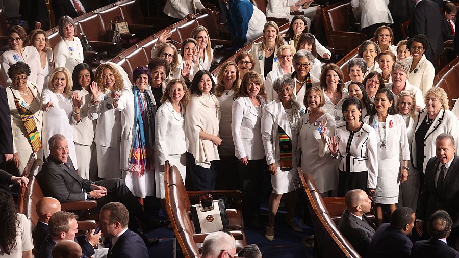 Congresistas demócratas, vestidas de blanco durante el discurso del Estado de la Unión