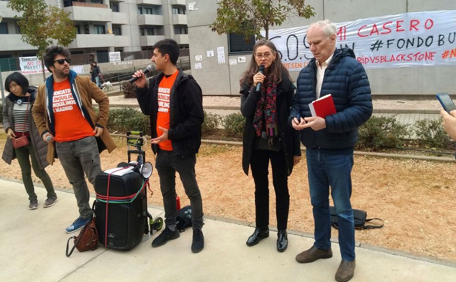 Philip Alston (derecha), acude a un bloque de viviendas en la Comunidad de Madrid que ha sido privatizado para hacer un informe de evaluación sobre la situación de la pobreza en España