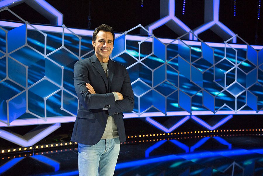 Ion Aramendi, presentador de 'El Cazador' en el plató del programa