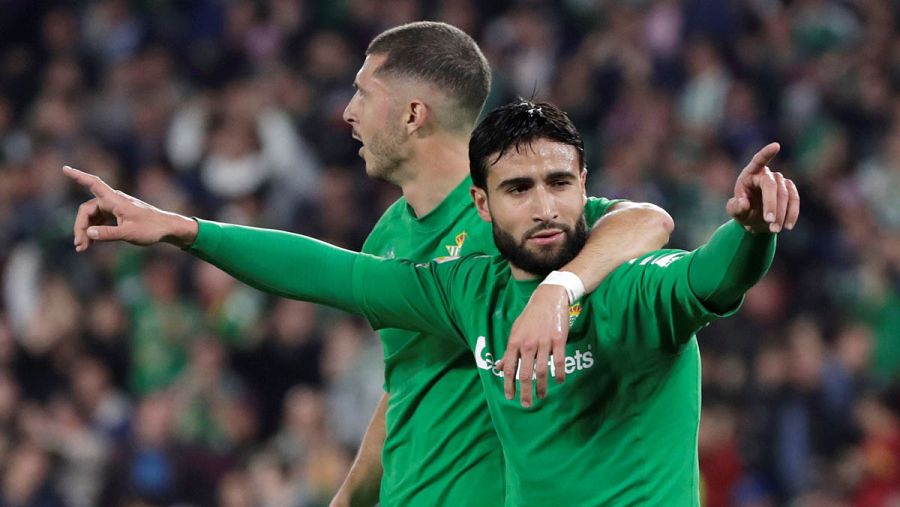 Fekir (d) celebra su tanto al FC Barcelona