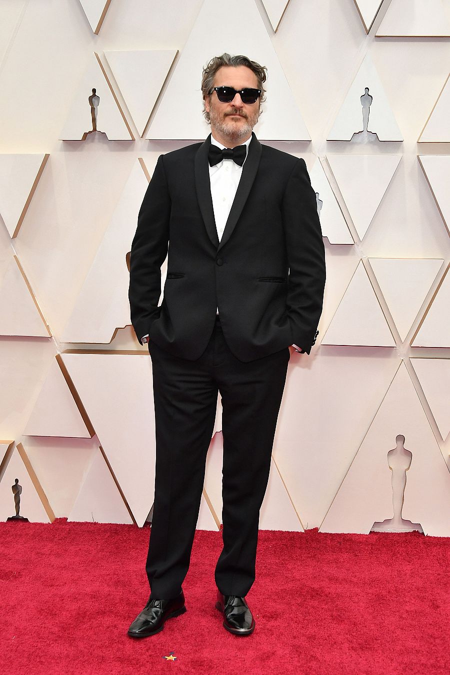 Joaquín Phoenix ha posado en la alfombra roja de los Oscar 2020 con un esmoquin de Stella McCartney. El mismo que ha llevado a todas las entregas de premios de esta temporada cinematográfica