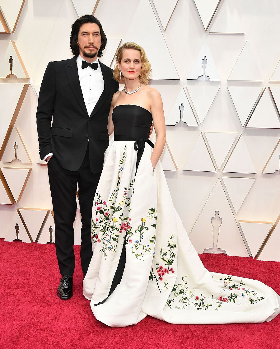 Joanne Tucker posa en la alfombra roja de los Oscar 2020 con un Oscar de la Renta vintage junto a su marido Adam Driver