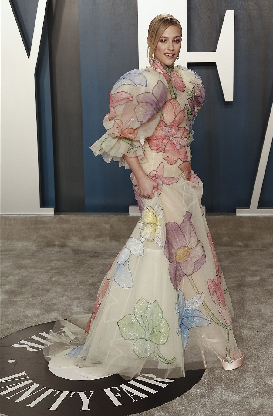 La actriz Lili Reinhart, con un espectacular vestido de flores, en la fiesta de los Oscar