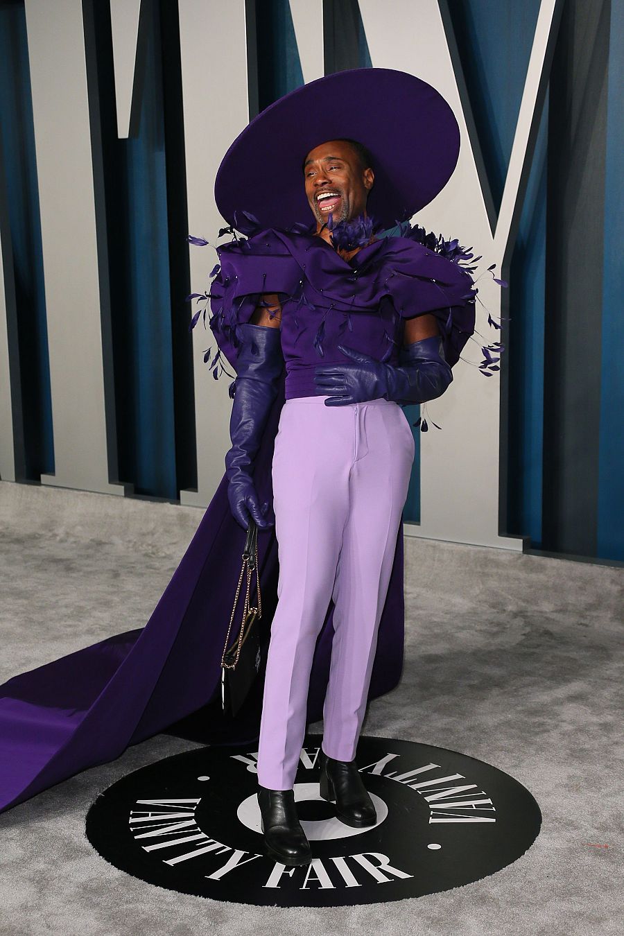 Billy Porter vuelve a sorprender con pamela, guantes y plumas en la fiesta de los Oscar