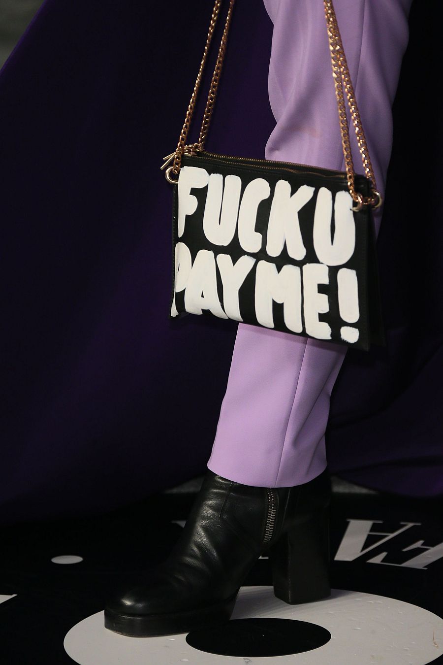 Detalle del bolso de Billy Porter que reza 