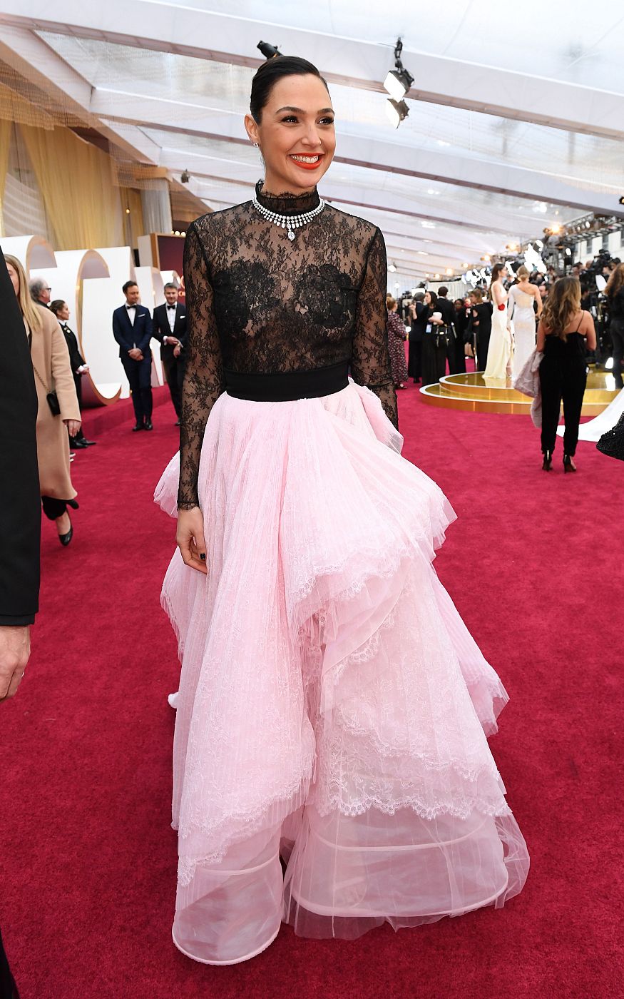 Gal Gadot sobre la alfombra roja de los Oscar