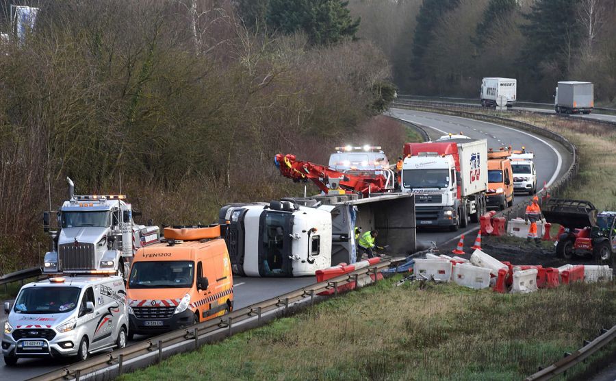 Los equipos de rescate trabajan en la autopista A2 en Marly, en el norte de Francia, después de que un camión volcase a primera hora de la mañana debido a los fuertes vientos provocados por la tormenta Ciara.