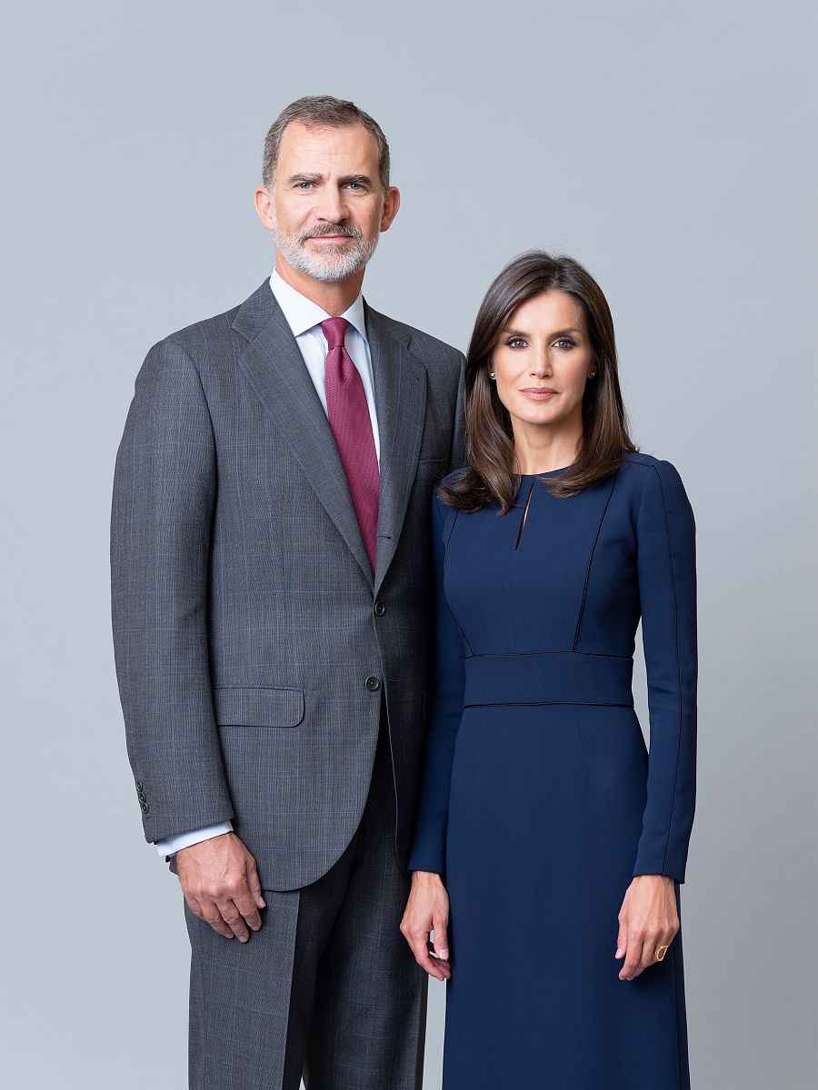 El rey Felipe VI y la reina Letizia en su nueva fotografía oficial conjunta. En esta ocasión, ambos van de civil.