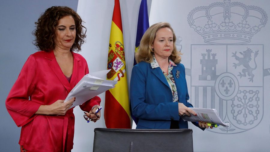 La ministra de Hacienda, María Jesús Montero y la vicepresidenta económica, Nadia Calviño