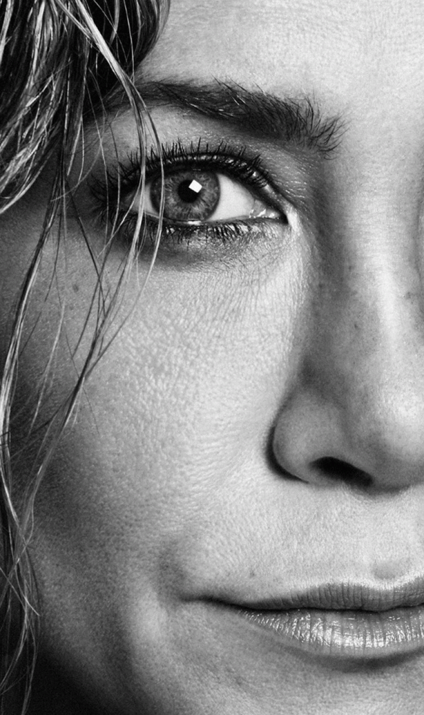 Primer plano del rostro de Jennifer Aniston que posa por su 51º cumpleaños para la revista Interview