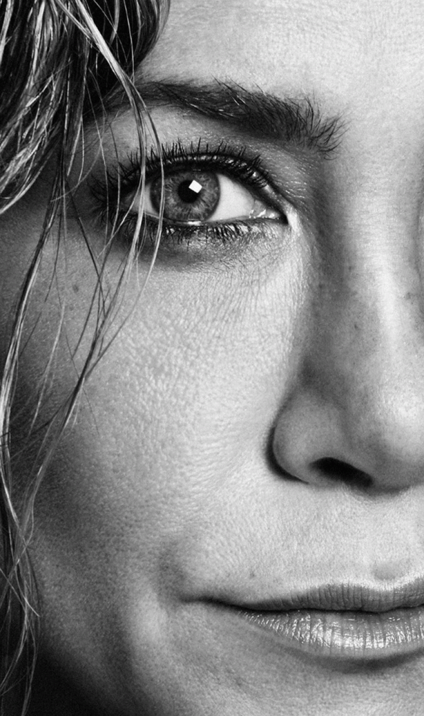 Primer plano del rostro de Jennifer Aniston que posa por su 51º cumpleaños para la revista Interview