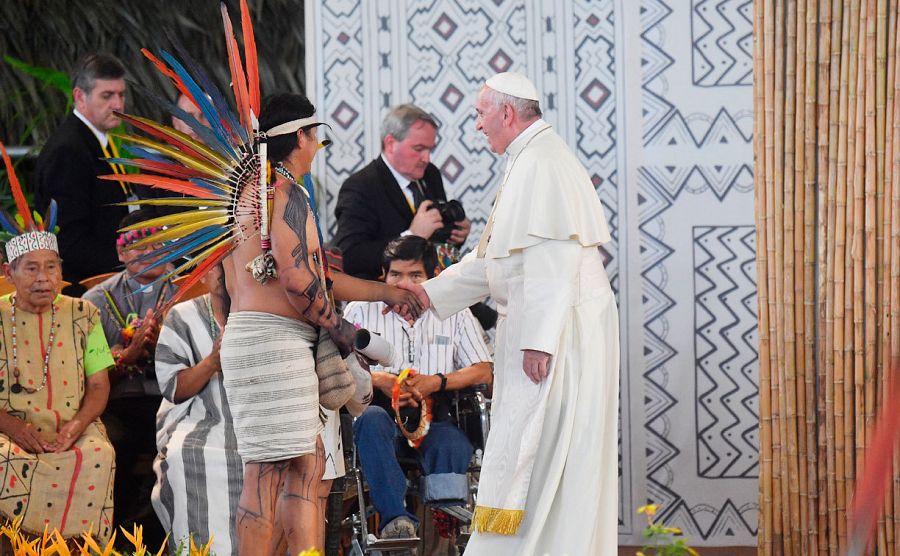 El papa Francisco durante un momento de la reunión con representantes indígenas de la Amazonía en el Coliseo de Madre de Dios, en la ciudad peruana de Puerto Maldonado en enero de 2018.