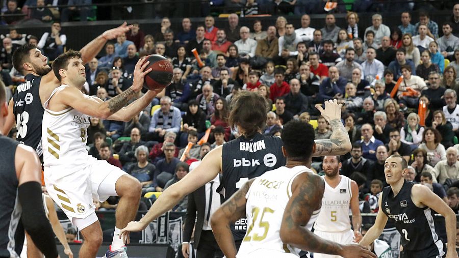 Los jugadores del Valencia Basket, Laberyrie (i) y Guillem Vives (d) Nikola Mirotic (c), del Barcelona.